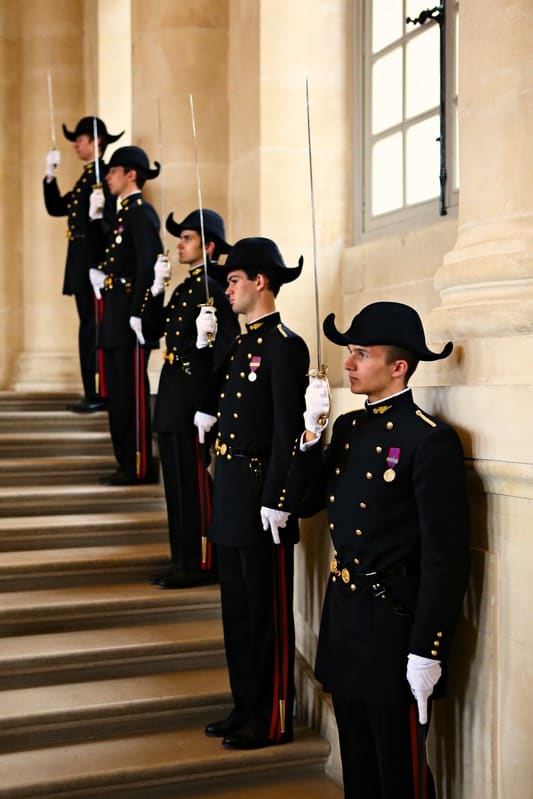 Invités du Bal de l’X en tenue de soirée